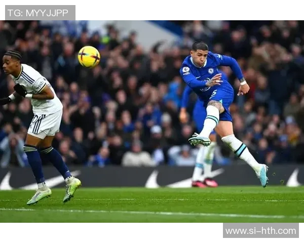 蓝军丝滑反击，从门将到进球只需四脚传递